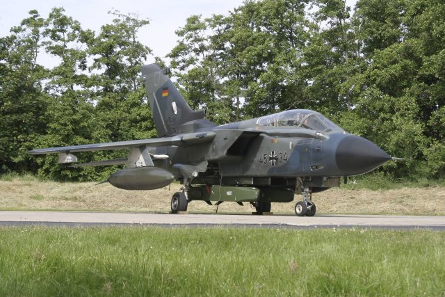 Ein Tornado-Kampfflugzeug, bewaffnet mit Taurus-Marschflugkörpern