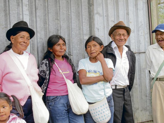 Die Nasa gehören zu einer von zehn indigenen Ethnien der kolumbianischen Cauca-Region. In der Kreisstadt Piendamó befindet sich die logistische Zentrale der indigenen Genossenschaft des Cauca (Cencoic). Im dortigen Supermarkt ist gerade Reis im Angebot, in der Sprache der Nasa »Kwesx«genannt, was so viel bedeutet wie »Samen des Lebens«.