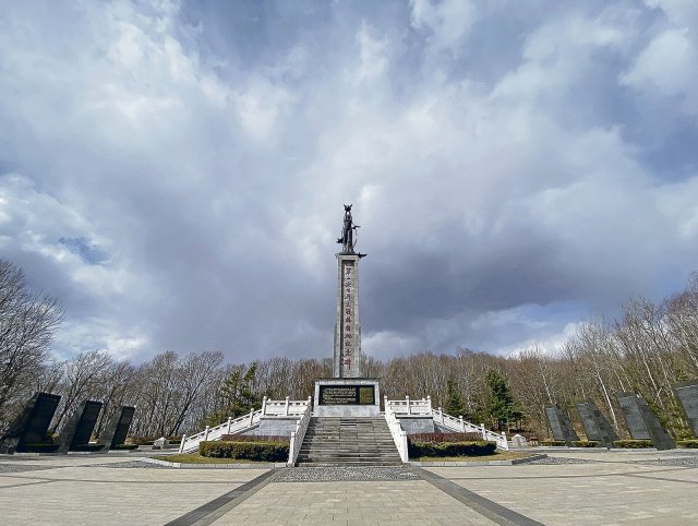 Das zentrale Monument im Erinnerungspark am Ort der letzten Schlacht im Zweiten Weltkrieg ist eine Mahnung zum Frieden. Das Museum der Festung Hutou informiert über den Krieg und die Verbrechen der japanischen Besatzer (unten).