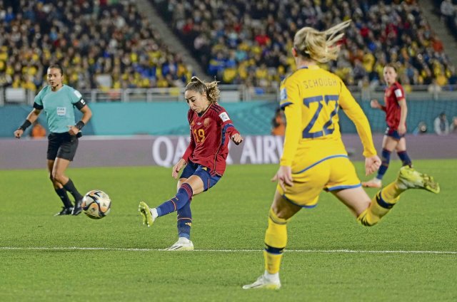 Spaniens Olga Carmona (M.) erzielte kurz vor Schluss den 2:1-Siegtreffer gegen die Olympiazweiten aus Schweden.
