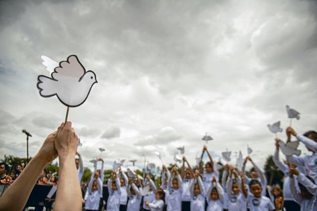 Kein Frieden ohne Beteiligung der Bevölkerung ist das Motto der ELN-Guerilla für ihre Verhandlungen mit der Regierung: Kinderchor des Friedens beim Auftritt am 28. August 2022 in Bogotá