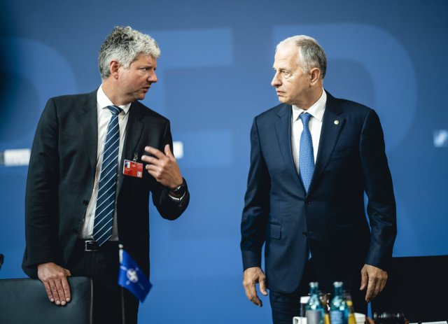 Seine Aussagen zur Ukraine sorgten für Wirbel: Der Direktor des Büros des Nato-Generalsekretärs, Stian Jensen (links), mit dem stellvertretenden Nato-Generalsekretär, Mircea Geoana