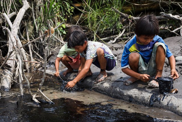 Die exzessive Ölförderung in Ecuador hat viele Gebiete am Amazonas verschmutzt. Darunter leidet vor allem die indigene Bevölkerung.
