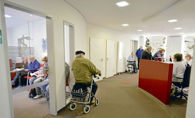 Viele ärztliche Praxen in Deutschland sind nicht barrierefrei. Das schränkt die freie Arztwahl von Menschen mit Behinderung ein.