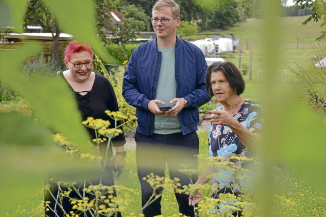 Liselotte Baertz (r.) zeigt Andrea Johlige und Sebastian Walter den Kräutergarten Altthymen.