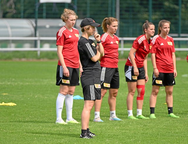 Gute Vorbereitung: Trainerin Ailien Poese (v.) und ihre Fußballerinnen vom 1. FC Union starten in die Mission Aufstieg.