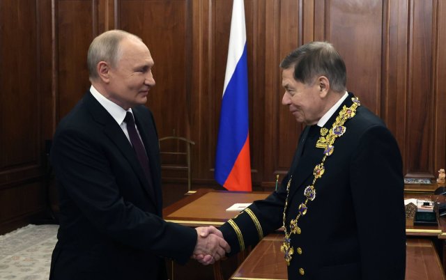 Am Tag des Verbots des Sacharow-Zentrums in Moskau fordert Russlands Präsident Wladimir Putin vom Vorsitzenden des Obersten Gerichtshof, Rückhalt für die Politik zu sein.