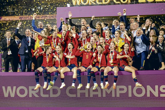 Spaniens Weltmeisterinnen jubeln. Den Pokal reckt die Königin in die Höhe.
