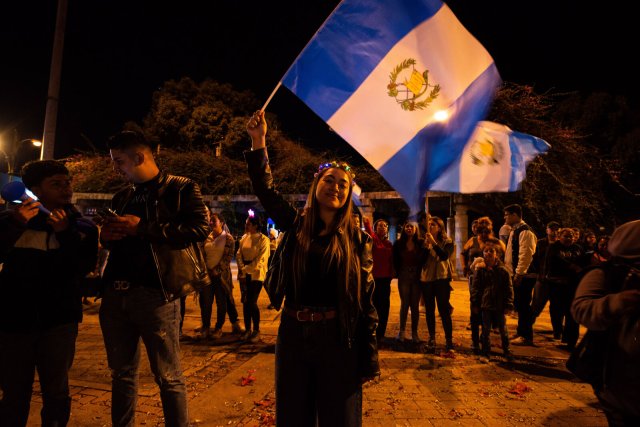 Anhänger*innen von Bernardo Arévalo feiern seinen Wahlsieg in Ciudad de Guatemala