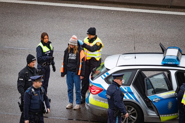 Die Polizei argwöhnt, dass hinter dieser Blockade einer Autobahnblockade in München »linksradikales Gedankengut« steckt.