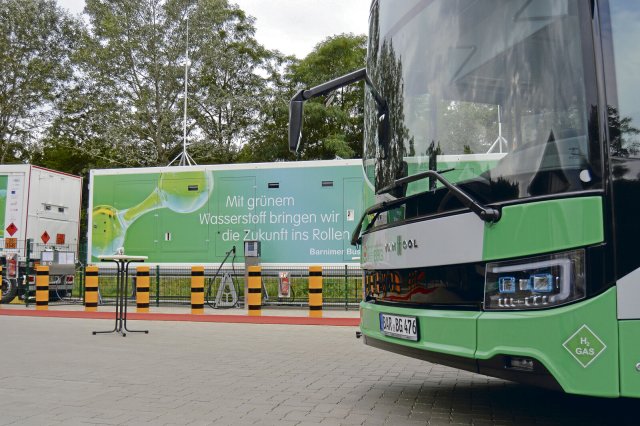 Ein neuer Wasserstoffbus der Barnimer Busgesellschaft steht vor der Wasserstoff-Tankstelle auf dem Betriebshof in Bernau.