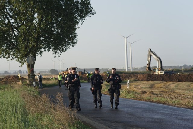 Mit zahlreichen Kräften begleitet die Polizei die Arbeiten von RWE.