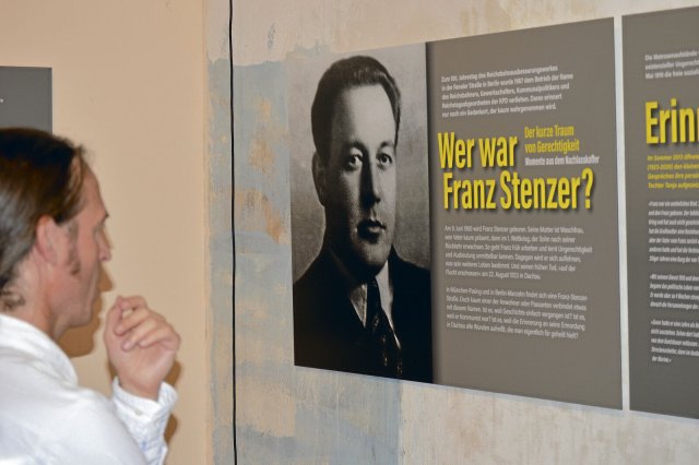 Der Bundestagsabgeordnete Pascal Meiser (Linke) besichtigt die Ausstellung auf dem RAW-Gelände.