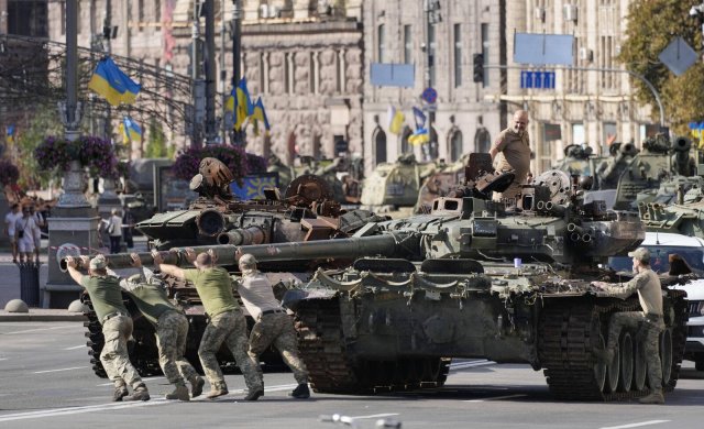 Der Unabhängigkeitstag in der Ukraine am 24. August steht ganz im Zeichen des Krieges gegen Russland: Soldaten bereiten eine Ausstellung erbeuteter russischer Panzer auf einer Straße in Kiew vor.