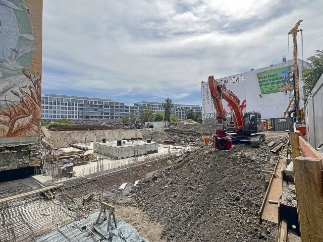 Im Juni rüttelten die Bagger noch am Fundament der umstehenden Häuser. Nun steht die Baustelle in Friedrichshain-Kreuzberg erstmal still.