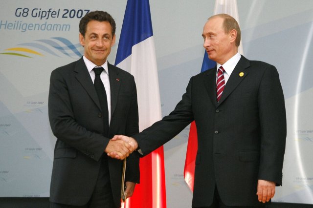 Der ehemalige französische Präsident Nicolas Sarkozy plädiert für Verhandlungen mit Russland, um den Ukraine-Krieg zu beenden, und stößt damit auf Gegenwind. Hier schüttelt er dem russischen Präsidenten Wladimir Putin vor einem bilateralen Treffen beim G8-Gipfel 2007 in Heiligendamm die Hand.