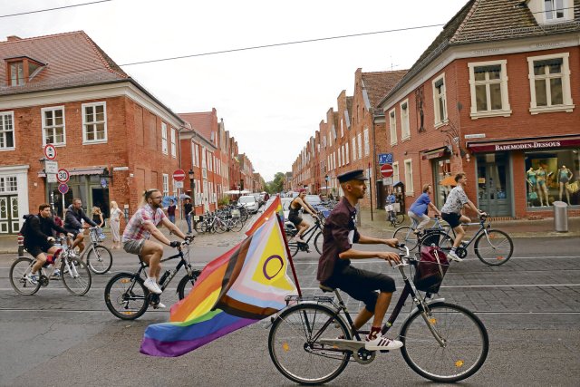 Protest mit progressiver Regenbogenfahne, die alle Gruppen des LGBTQI-Spektrums repräsentiert.