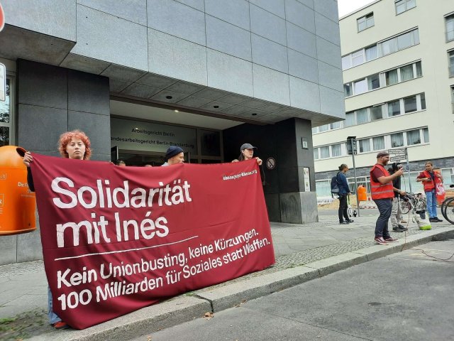Vor dem Berliner Arbeitsgericht drückten Aktivist*innen und Gewerkschafter*innen ihre Solidarität mit Inés Heider aus.
