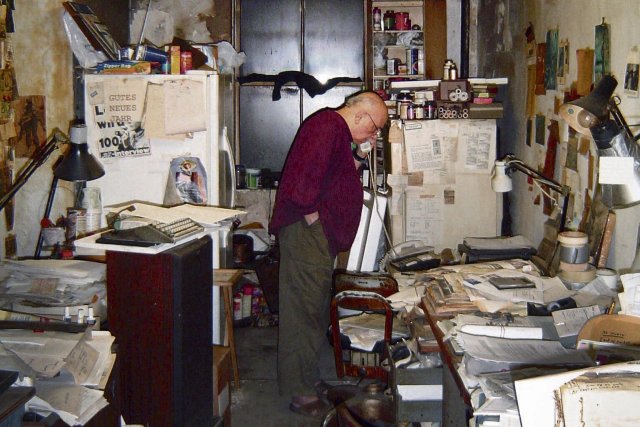 Umgeben von der eigenen Geschichte: Boris Lurie in seiner Wohnung, 2004