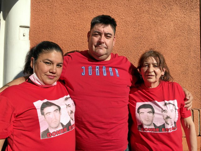 Margarita Rojas-Vásquez (rechts) mit ihrem Neffen Neffe Cristian Machuca und dessen Freundin Damaris González, Dezember 2021 in Parral, Chile.