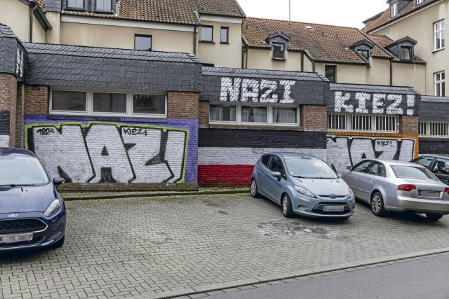 Im Westen gibt es ebenso Neonazi-Hochburgen wie im Osten, wie ein NS-Graffiti im Dortmunder Stadtteil Dorstfeld zeigt.