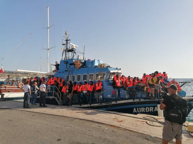 Wegen Treibstoffmangels sollte die »Aurora« Tunesien ansteuern, ging dann aber in Lampedusa vor Anker.