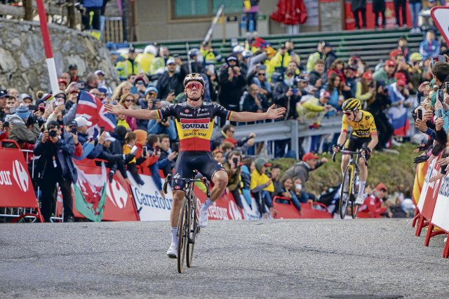 Nicht zu schlagen im Sprint bergauf: Remco Evenepoel gewann die Etappe nach Andorra klar vor Toursieger Jonas Vingegaard (r.)