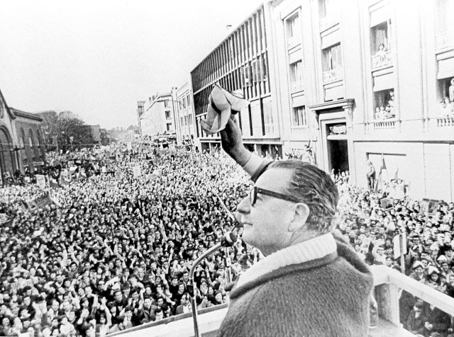 Santiago de Chile, 1972: Das Volk jubelt seinem Präsidenten Salvador Allende zu.