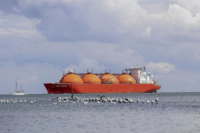 Der LNG-Tanker »Arctic Princess« aus Norwegen in der Elbmündung vor Cuxhaven