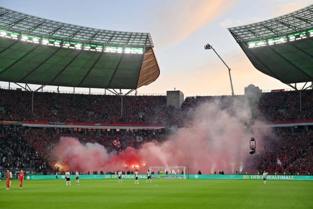 Für dieses Abbrennen von Pyrotechnik im Pokalfinale soll RB Leipzig Strafe zahlen. Doch der Klub wehrt sich gegen den DFB.
