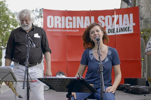 Kerstin Kaiser war bisher bei fast allen Strausberger Friedensfesten. Hier stand sie 2009 als Sängerin auf der Bühne.
