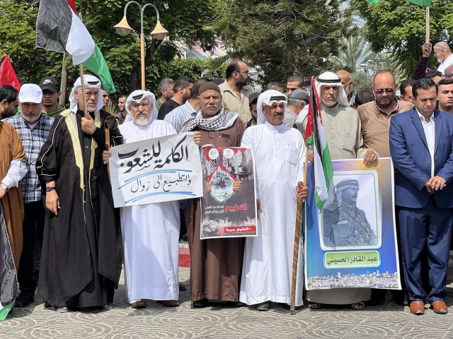 Palästinenser in Gaza-Stadt nehmen an einer Demonstration zur Unterstützung des libyschen Volkes teil, das sich gegen eine Normalisierung der Beziehungen zu Israel ausspricht. Der international anerkannte libysche Premierminister hat seine Außenministerin nach einem Treffen mit ihrem israelischen Amtskollegen entlassen.