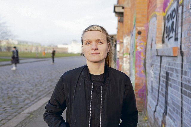 Sonja Marzock berät in Berlin Menschen, deren Angehörige Verschwörungserzählungen anhängen.