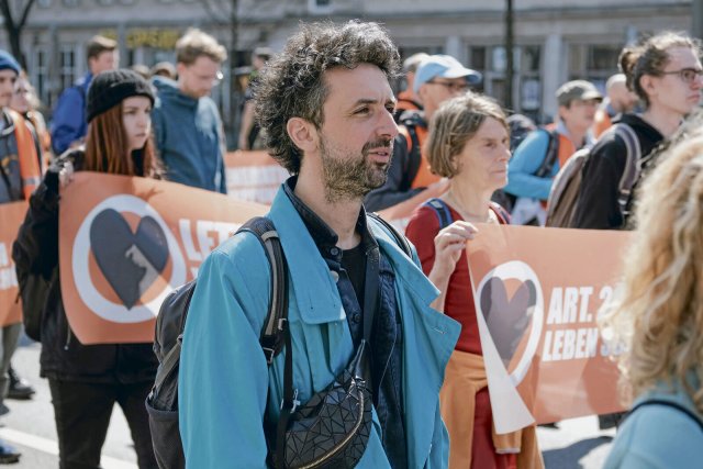 Der Autor und Klimaaktivist Raphael Thelen bei einem Protestmarsch der Letzten Generation