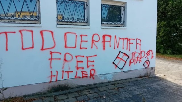 Neonazistische Graffiti samt Morddrohung an einer Hauswand am Platz der Jugend