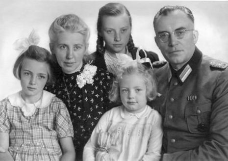 Ingar Brueggemann (ganz links) 1943 mit ihren Eltern und den Schwestern Lucky und Heti.