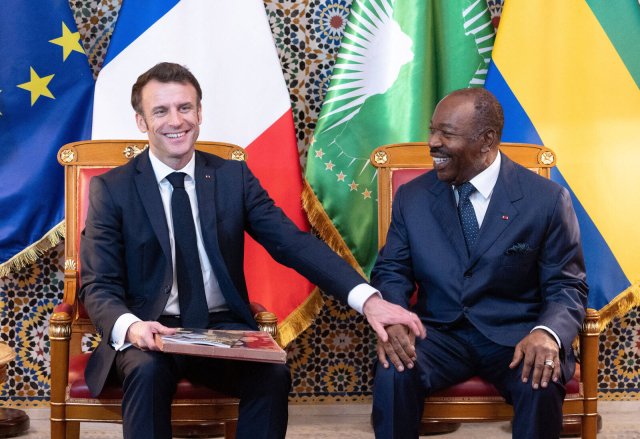 Emmanuel Macron bei einem bilateralen Treffen mit dem mittlerweile durch die Armee gestürzten gabunischen Präsidenten Ali-Ben Bongo im Präsidentenpalast in Libreville, Gabun.