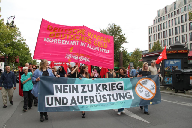 Demonstration in Berlin gegen Krieg und Aufrüstung