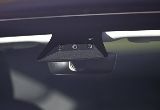 Nicht nur die Frontkameras eines Tesla nehmen unerwünscht Daten auf, auch Fahrzeuginsassen werden mit Sensoren durchleuchtet.