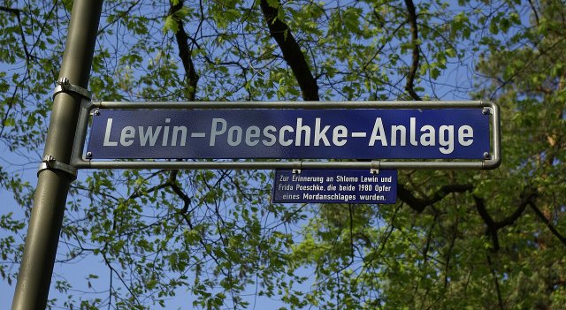 2010 wurde eine Grünanlage in Erlangen in Lewin-Poeschke-Anlage umbenannt, um an den Doppelmord zu erinnern.