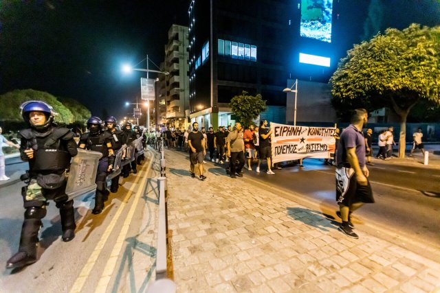 Einen Tag nach Pogromen gegen Migranten auf Zypern protestieren Antifaschisten in Limassol gegen die Gewalt rechtsextremer Gruppen.