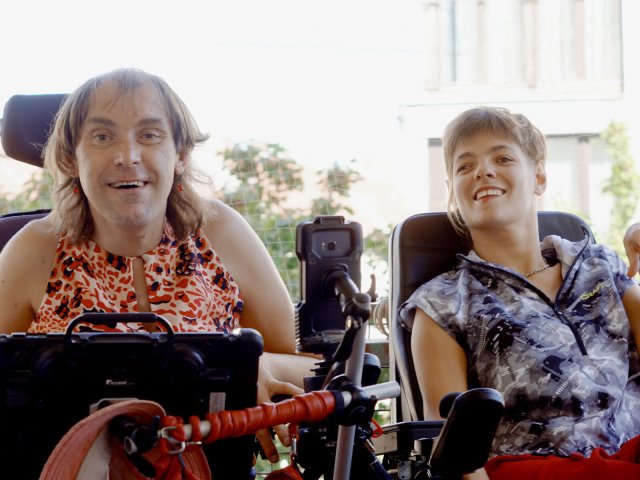 Eugenija (links) und Carmela (rechts) setzen sich für die Gleichberechtigung von trans Menschen und Menschen mit Behinderung ein