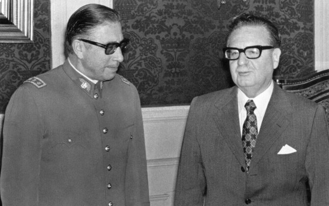 Noch drei Wochen vor dem Putsch empfing Präsident Salvador Allende (rechts) den General und späteren Diktator Augusto Pinochet.