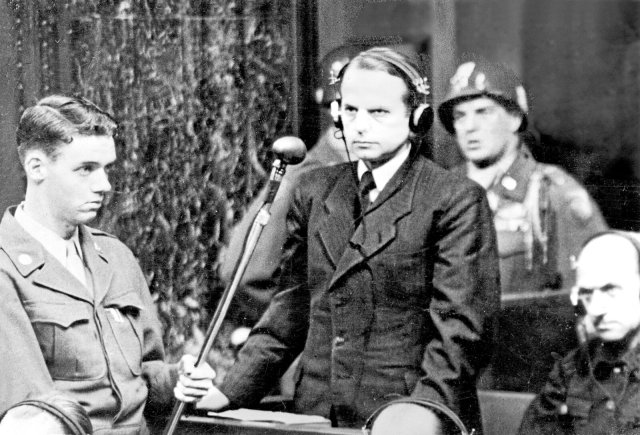 SS-Führer Otto Ohlendorf vor dem Internationalen Militärgericht in Nürnberg. Er rechtfertigte die eigenen Mordtaten mit dem Begriff der »dauernden Sicherung«.