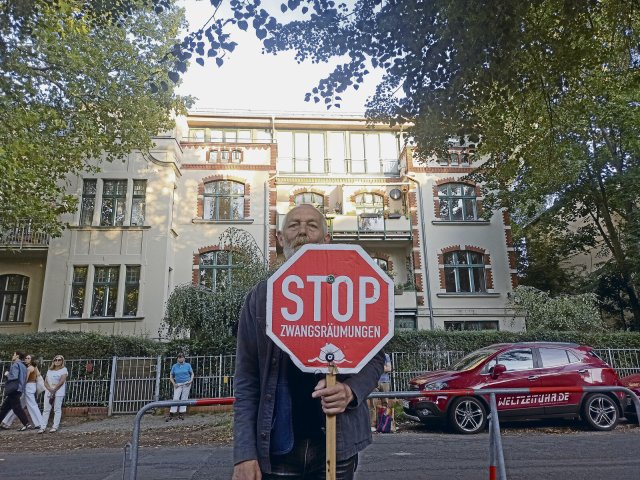 Reinhard Stolzenberg protestiert vor dem Büro seiner Vermieterin. Die will ihn mit einer Räumungsklage am 13. Oktober auf die Straße setzen.