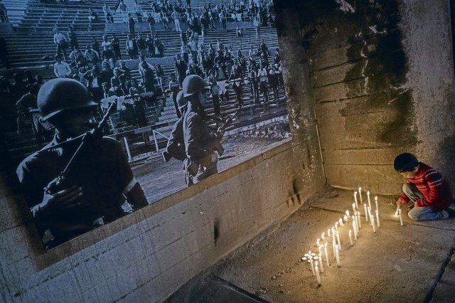 Ein Junge gedenkt im Inneren des Nationalstadions von Santiago der Opfer des Militärputsches vom 11. September 1973 in Chile.