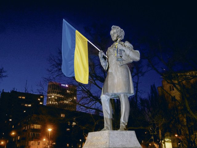 Der ukrainische Nationaldichter Taras Schewtschenko (hier eine Statue in Warschau) hob die ukrainische Sprache als dem Russischen gleichwertig hervor. Unterstützung bekam er seinerzeit auch von russischen Schriftstellern und Politikern.