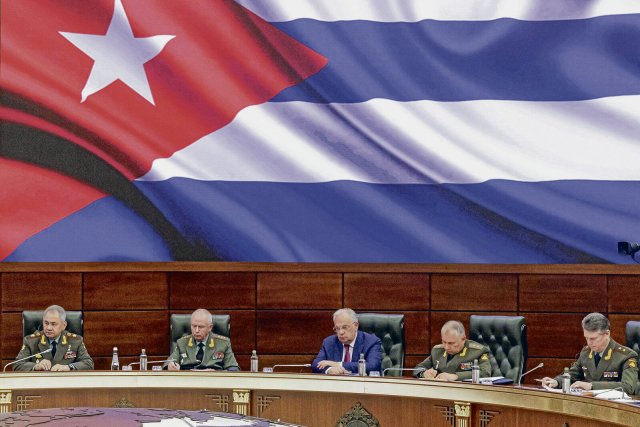 Die Kooperation kennt Grenzen: Im Juni war Kubas Verteidigungsminister Alvaro Lopez Miera (Mitte) zu Gast bei seinem russischen Amtskollegen Sergej Shoigu (ganz links).