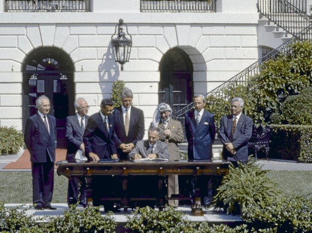 Der israelische Premierminister Jitzchak Rabin und der Palästinenservertreter Jassir Arafat unterzeichneten am 13. September 1993 den ersten der Osloer Verträge.