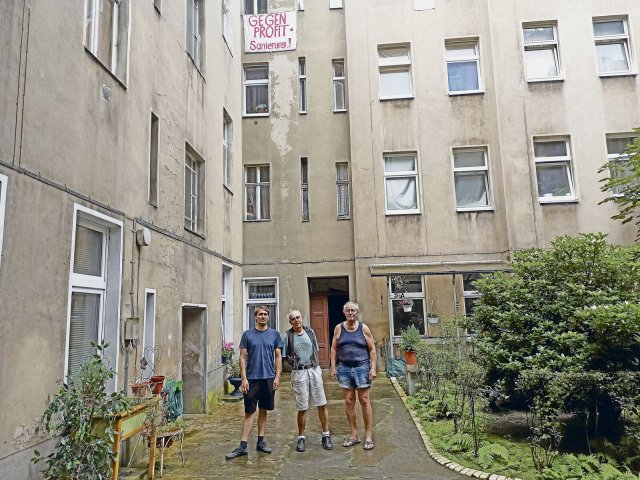 Die Mieter Christoph Mayer, Manfred Hübner und Klaus Lindner (v.l.) fordern den Bezirk Mitte auf, ihr Wohnhaus vor dem Investor zu retten.